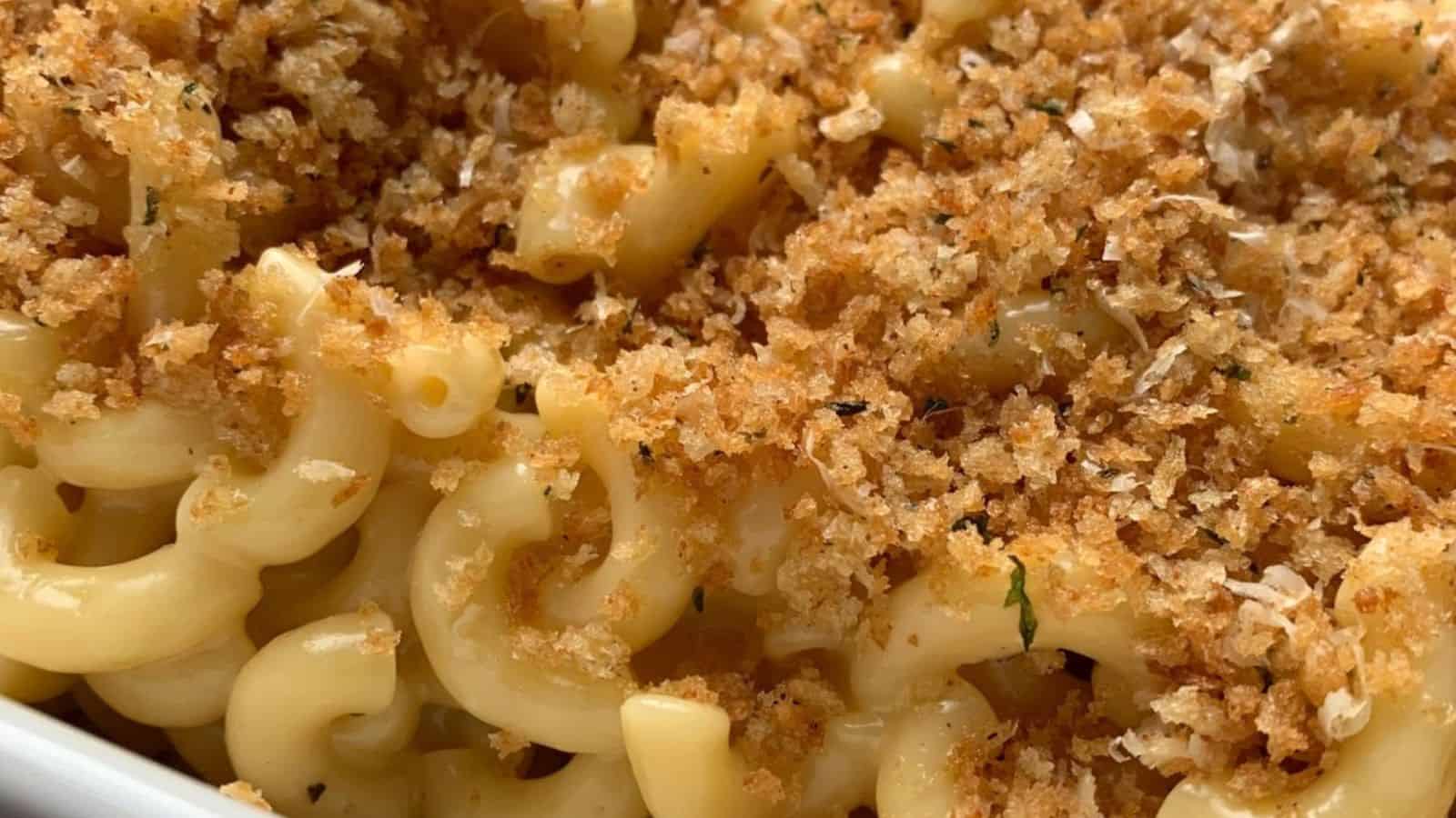 Close-up of macaroni and cheese topped with golden-brown breadcrumbs. This easy casserole features pasta coated in creamy cheese sauce, finished with crispy, seasoned breadcrumbs&mdash;perfect for those who love classic, crowd-pleasing casseroles.