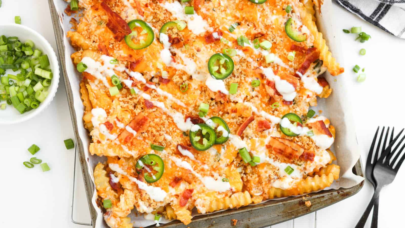 Crinkle-cut fries topped with cheese, bacon, jalape&ntilde;os, green onions, and drizzled with ranch sauce.